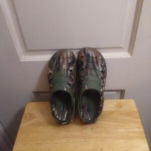 Camo green Croc-like Size 9 Men's